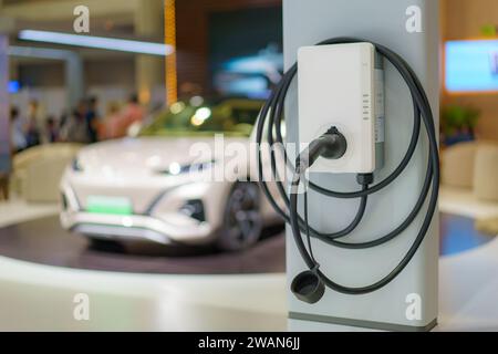 I caricatori EV veloci in posizione di parcheggio le stazioni di ricarica sono pronte per alimentare rapidamente i veicoli elettrici, a simboleggiare la perfetta integrazione di cutting-e. Foto Stock