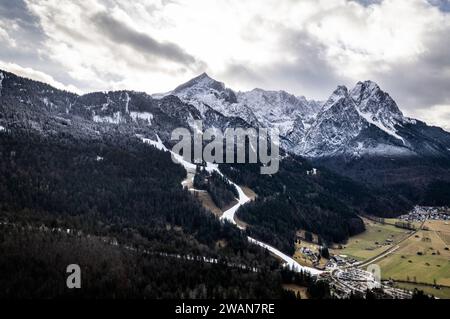 Le Alpi Bavaresi si trovano vicino all'Edelweiss Lodge and Resort a Garmisch, Germania 1 gennaio 2024. L'Edelweiss Lodge and Resort è uno dei quattro centri ricreativi delle forze armate situati in tutto il mondo. I centri ricreativi delle forze armate (AFRC) servono i membri delle forze armate statunitensi, le loro famiglie e altri utenti autorizzati. AFRC Resorts offre attività di morale, benessere e ricreazione gestite dall'esercito degli Stati Uniti per il Dipartimento della difesa. (U.S. Army Reserve foto di SPC. Cameron Hershberger) Foto Stock