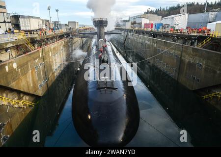 Foto del sottomarino di classe Ohio USS Nevada (SSBN 733) attraccato nel bacino di carenaggio Delta Pier della base navale Kitsap, 29 dicembre 2023. Trident Refit Facility, la missione principale di Bangor (TRFB) è la riparazione, la revisione incrementale e la modernizzazione della forza sottomarina missilistica della Pacific Fleet. (Foto della Marina degli Stati Uniti di Mass Communication Specialist 2nd Class Adora Okafor) Foto Stock