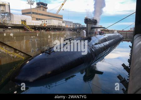 Foto del sottomarino di classe Ohio USS Nevada (SSBN 733) attraccato nel bacino di carenaggio Delta Pier della base navale Kitsap, 29 dicembre 2023. Trident Refit Facility, la missione principale di Bangor (TRFB) è la riparazione, la revisione incrementale e la modernizzazione della forza sottomarina missilistica della Pacific Fleet. (Foto della Marina degli Stati Uniti di Mass Communication Specialist 2nd Class Adora Okafor) Foto Stock