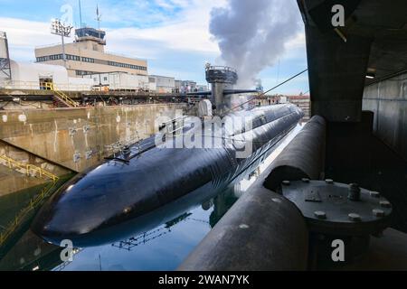 Foto del sottomarino di classe Ohio USS Nevada (SSBN 733) attraccato nel bacino di carenaggio Delta Pier della base navale Kitsap, 29 dicembre 2023. Trident Refit Facility, la missione principale di Bangor (TRFB) è la riparazione, la revisione incrementale e la modernizzazione della forza sottomarina missilistica della Pacific Fleet. (Foto della Marina degli Stati Uniti di Mass Communication Specialist 2nd Class Adora Okafor) Foto Stock