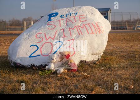 Perry, Iowa, USA. 5 gennaio 2024. Un memoriale con orsacchiotti e fiori viene lasciato la mattina presto in una roccia dipinta nel campus della scuola superiore. Una sparatoria a scuola nella scuola superiore e nella scuola media combinata ieri ha causato la morte di una vittima della sesta elementare dell'aggressione. L'assassino, uno studente della scuola, è morto per un apparente colpo d'arma da fuoco autoinflitto. Altri cinque, compreso il preside della scuola, sono rimasti feriti. Perry, popolazione 7900, si trova nella contea di Dallas, a circa 40 miglia a nord-ovest di Des Moines. (Immagine di credito: © Fritz Nordengren/ZUMA Press Wire) SOLO USO EDITORIALE! Non per Foto Stock