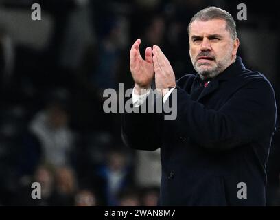 Londra, Regno Unito. 5 gennaio 2024. Ange Postecoglou, il manager del Tottenham Hotspur, applaude i tifosi dopo la partita Emirates fa Cup, 3° round, Tottenham Hotspur contro Burnley al Tottenham Hotspur Stadium di Londra venerdì 5 gennaio 2024. Questa immagine può essere utilizzata solo per scopi editoriali. Foto solo editoriale di Sandra Mailer/Andrew Orchard fotografia sportiva/Alamy Live news credito: Andrew Orchard fotografia sportiva/Alamy Live News Foto Stock