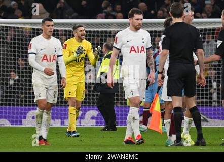 Londra, Regno Unito. 5 gennaio 2024. Guglielmo Vicario, il portiere del Tottenham Hotspur festeggia. Emirates fa Cup, 3° round, Tottenham Hotspur contro Burnley presso lo Stadio Tottenham Hotspur di Londra venerdì 5 gennaio 2024. Questa immagine può essere utilizzata solo per scopi editoriali. Foto solo editoriale di Sandra Mailer/Andrew Orchard fotografia sportiva/Alamy Live news credito: Andrew Orchard fotografia sportiva/Alamy Live News Foto Stock