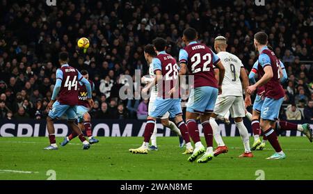 Londra, Regno Unito. 5 gennaio 2024. Pedro Porro del Tottenham Hotspur (nascosto) segna il primo gol della sua squadra. Emirates fa Cup, 3° round, Tottenham Hotspur contro Burnley presso lo Stadio Tottenham Hotspur di Londra venerdì 5 gennaio 2024. Questa immagine può essere utilizzata solo per scopi editoriali. Foto solo editoriale di Sandra Mailer/Andrew Orchard fotografia sportiva/Alamy Live news credito: Andrew Orchard fotografia sportiva/Alamy Live News Foto Stock