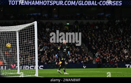 Londra, Regno Unito. 5 gennaio 2024. Arijanet Muric, il portiere del Burnley, non può che stare fermo e guardare come Pedro Porro del Tottenham Hotspur (non in foto) segna il primo gol della sua squadra. Emirates fa Cup, 3° round, Tottenham Hotspur contro Burnley presso lo Stadio Tottenham Hotspur di Londra venerdì 5 gennaio 2024. Questa immagine può essere utilizzata solo per scopi editoriali. Foto solo editoriale di Sandra Mailer/Andrew Orchard fotografia sportiva/Alamy Live news credito: Andrew Orchard fotografia sportiva/Alamy Live News Foto Stock