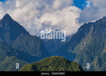 Machu Picchu non è solo un sito patrimonio dell'umanità dell'UNESCO e una nuova meraviglia del mondo, ma è davvero un sito spettacolare da vedere. Si trova a 7.000 metri Foto Stock