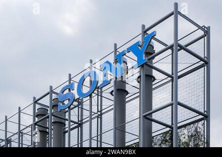 Praga, CZ -27 aprile 2023: Logo sulla sede CENTRALE SONY di Praga. Concept tech Corporation. EDITORIALE Foto Stock