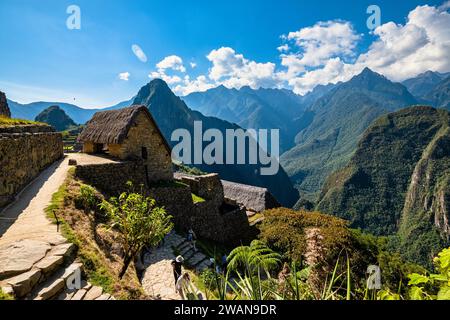 Machu Picchu non è solo un sito patrimonio dell'umanità dell'UNESCO e una nuova meraviglia del mondo, ma è davvero un sito spettacolare da vedere. Si trova a 7.000 metri Foto Stock