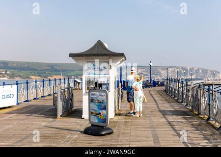 Swanage Dorset Inghilterra, coppia di mezza età che cammina sul molo restaurato di Swanage, Regno Unito, 2023 Foto Stock