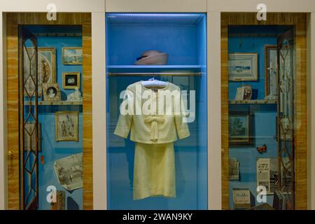 John F. Kennedy Presidential Library Boston, Massachusetts - Una parete espositiva dedicata alla First Lady Jacqueline Kennedy con il suo vestito giallo e la h Foto Stock