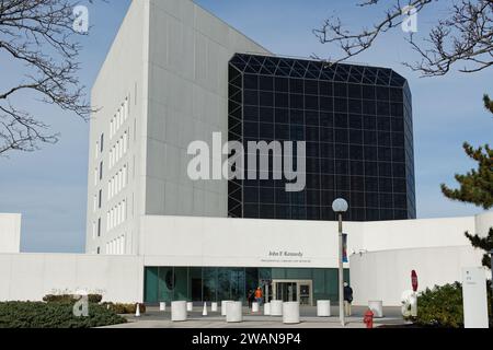 John F. Kennedy Presidential Library Boston, Massachusetts - l'architettura esterna della biblioteca dal parcheggio principale in un pomeriggio autunnale. Foto Stock