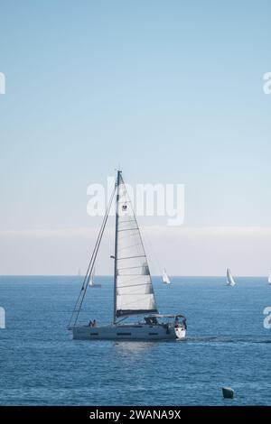 Barcellona, Spagna: 19 novembre 2023: Barca a vela a Barcellona da la Barceloneta, nella capitale della Catalogna, in Spagna, nel 2023. Foto Stock