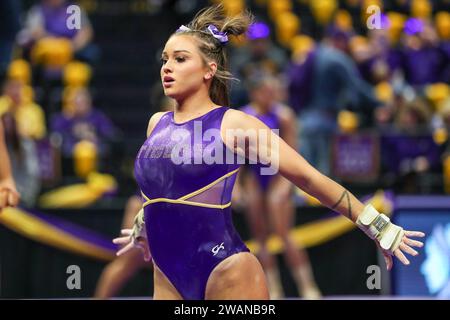 5 gennaio 2024: Il KJ Johnson della LSU si riscalda sul pavimento prima dell'azione della NCAA Gymnastics tra Ohio St. Buckeyes e LSU Tigers al Pete Maravich Assembly Center di Baton Rouge, LOUISIANA. Jonathan Mailhes/CSM (immagine di credito: © Jonathan Mailhes/Cal Sport Media) Foto Stock