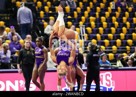 5 gennaio 2024: Olivia ''Livvy'' Dunne della LSU si riscalda sul pavimento prima dell'azione della NCAA Gymnastics tra Ohio St. Buckeyes e LSU Tigers al Pete Maravich Assembly Center di Baton Rouge, LOUISIANA. Jonathan Mailhes/CSM Foto Stock