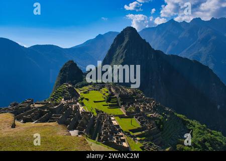 Machu Picchu non è solo un sito patrimonio dell'umanità dell'UNESCO e una nuova meraviglia del mondo, ma è davvero un sito spettacolare da vedere. Si trova a 7.000 metri Foto Stock