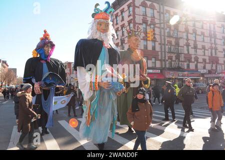 New York City, Stati Uniti. 5 gennaio 2024. Tre marionette che rappresentano i tre saggi della Bibbia, camminano lungo il percorso della parata durante l'annuale parata del giorno dei tre Re. I festeggiatori si sono riuniti per commemorare la 47a parata annuale del Three Kings Day di El Museo del Barrio nel quartiere East Harlem di New York City. La sfilata celebra il giorno in cui i "tre saggi" hanno portato doni a Gesù dopo la sua nascita. (Foto di Jimin Kim/SOPA Images/Sipa USA) credito: SIPA USA/Alamy Live News Foto Stock