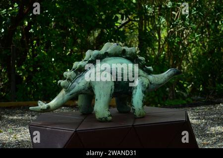 Auckland, nuova Zelanda. Scultura in metallo raffigurante uno Stegosaurus, installata all'aperto a Brick Bay. Foto Stock