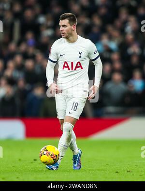 Londra, Regno Unito. 5 gennaio 2024. Il Tottenham Hotspur's giovani lo Celso in azione durante il Tottenham Hotspur FC vs Burnley FC Emirates fa Cup 3° round match al Tottenham Hotspur Stadium, Londra, Inghilterra, Regno Unito il 5 gennaio 2024 Credit: Every Second Media/Alamy Live News Foto Stock