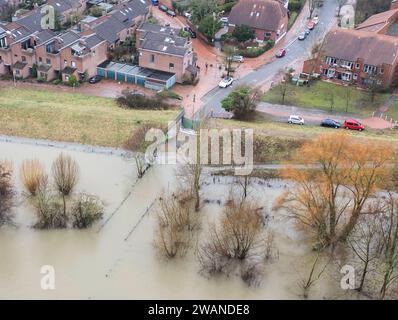 Hannover. 5 gennaio 2024. Questa foto aerea scattata il 5 gennaio 2024 mostra i campi allagati nel sobborgo di Hannover, bassa Sassonia, Germania. La Germania sta lottando contro le inondazioni diffuse causate da forti piogge e fiumi gonfiati, con il controllo delle catastrofi che raggiunge i suoi limiti in alcune aree a causa della mancanza di sacchi di sabbia e dighe traboccanti. Credito: Henning Scheffen/Xinhua/Alamy Live News Foto Stock