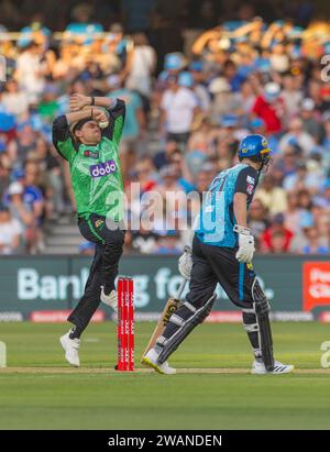 Adelaide, Australia. 31 dicembre 2023. Corey Rocchiccioli bowling durante la partita maschile Big Bash League tra Adelaide Strikers e Melbourne Stars at Foto Stock