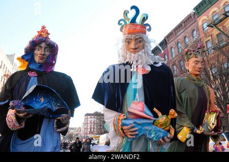 New York City, Stati Uniti. 5 gennaio 2024. Tre marionette che rappresentano i tre saggi della Bibbia, camminano lungo il percorso della parata durante l'annuale parata del giorno dei tre Re. I festeggiatori si sono riuniti per commemorare la 47a parata annuale del Three Kings Day di El Museo del Barrio nel quartiere East Harlem di New York City. La sfilata celebra il giorno in cui i "tre saggi" hanno portato doni a Gesù dopo la sua nascita. Credito: SOPA Images Limited/Alamy Live News Foto Stock