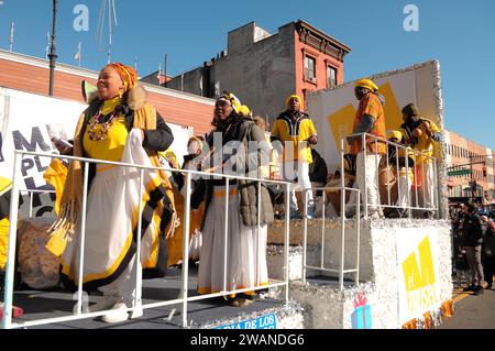 New York City, Stati Uniti. 5 gennaio 2024. I partecipanti alla parata ballano e suonano musica su un galleggiante che si muove lungo il percorso della parata durante l'annuale parata del Three Kings Day. I festeggiatori si sono riuniti per commemorare la 47a parata annuale del Three Kings Day di El Museo del Barrio nel quartiere East Harlem di New York City. La sfilata celebra il giorno in cui i "tre saggi" hanno portato doni a Gesù dopo la sua nascita. Credito: SOPA Images Limited/Alamy Live News Foto Stock