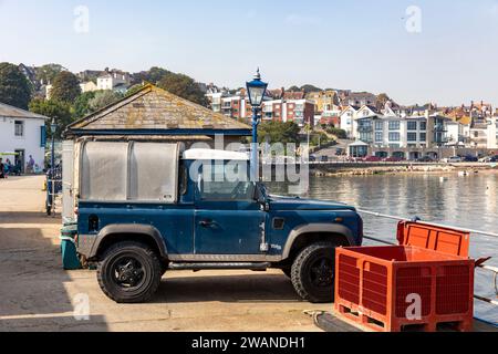 Land Rover Defender 90 td5 veicolo classico di colore blu con tettuccio e tetto bianco parcheggiato sul molo di Swanage, Dorset, Inghilterra, 2023 Foto Stock