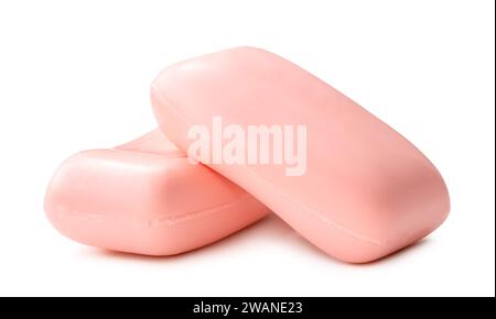 Due barre di sapone rosa secco in pila sono isolate su sfondo bianco con percorso di ritaglio. Foto Stock