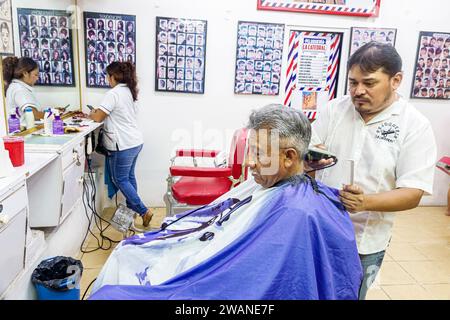 Merida Mexico, centro storico, barbiere, barbiere che si taglia i capelli, uomo uomo uomo, donna donna donna donna donna donna, adulti residenti, insid Foto Stock