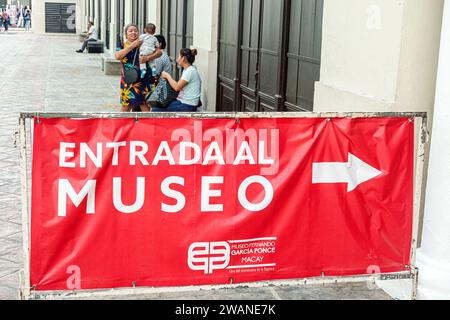 Merida Mexico, centro storico, Museo de Arte contemporaneo Fernando Garcia Ponce MACAY, donna donna donna donna donna donna donna, adulto, residente Foto Stock