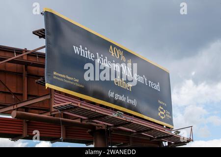 St Paul, Minnesota. Billboard dice che i ragazzi bianchi non sanno leggere in Minnesota. Foto Stock