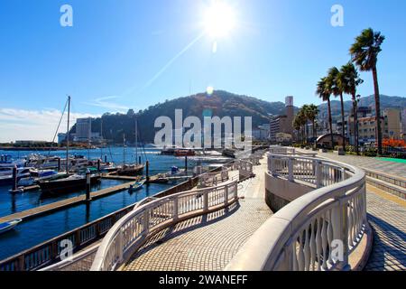 Porticciolo di Atami e parco acquatico di Atami presso la penisola di Izu nella prefettura di Shizuoka, Giappone. Foto Stock