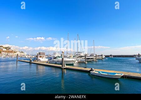 Porticciolo di Atami e parco acquatico di Atami presso la penisola di Izu nella prefettura di Shizuoka, Giappone. Foto Stock