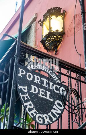 Merida Mexico, centro storico, lampada da balcone Portico del Peregrino, esterno, ingresso frontale dell'edificio, ristorante Foto Stock