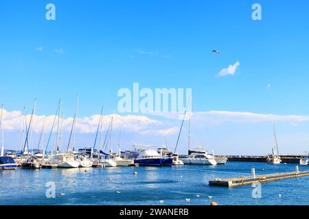 Porticciolo di Atami e parco acquatico di Atami presso la penisola di Izu nella prefettura di Shizuoka, Giappone. Foto Stock