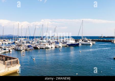 Porticciolo di Atami e parco acquatico di Atami presso la penisola di Izu nella prefettura di Shizuoka, Giappone. Foto Stock