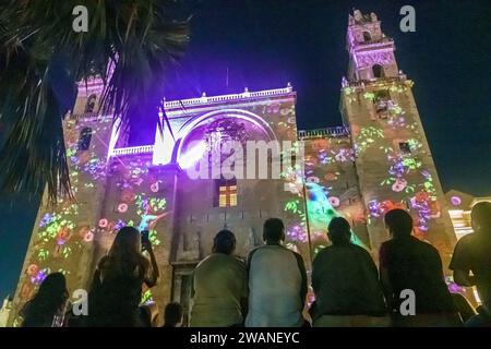 Merida Mexico, centro storico, spettacolo di suoni luminosi, pietre sacre Piedras Sagradas, superficie dell'edificio proiettata, Catedral de Merida Foto Stock