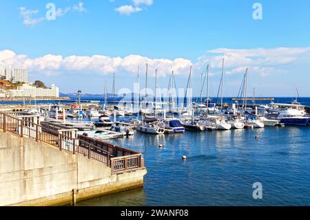 Porticciolo di Atami e parco acquatico di Atami presso la penisola di Izu nella prefettura di Shizuoka, Giappone. Foto Stock