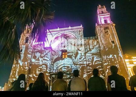 Merida Mexico, centro storico, spettacolo di suoni luminosi, pietre sacre Piedras Sagradas, superficie dell'edificio proiettata, Catedral de Merida Foto Stock