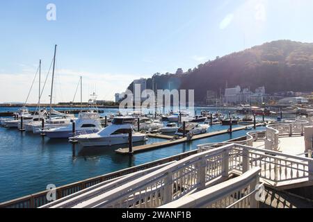 Porticciolo di Atami e parco acquatico di Atami presso la penisola di Izu nella prefettura di Shizuoka, Giappone. Foto Stock