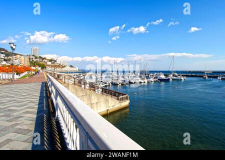 Porticciolo di Atami e parco acquatico di Atami presso la penisola di Izu nella prefettura di Shizuoka, Giappone. Foto Stock