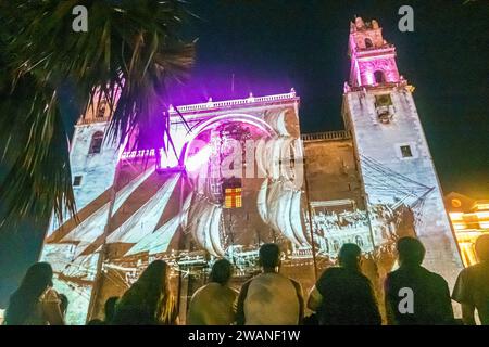 Merida Mexico, centro storico, spettacolo di suoni luminosi, pietre sacre Piedras Sagradas, superficie dell'edificio proiettata, Catedral de Merida Foto Stock