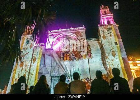 Merida Mexico, centro storico, spettacolo di suoni luminosi, pietre sacre Piedras Sagradas, superficie dell'edificio proiettata, Catedral de Merida Foto Stock