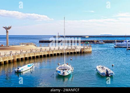 Porticciolo di Atami e parco acquatico di Atami presso la penisola di Izu nella prefettura di Shizuoka, Giappone. Foto Stock