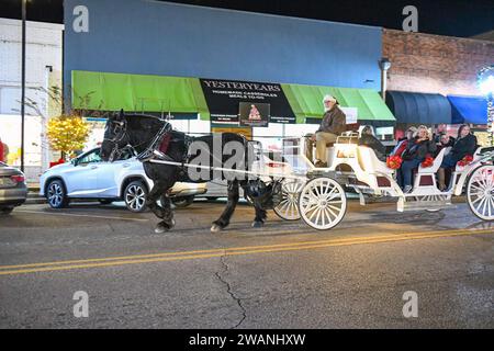 Prattville, Alabama, USA-dic. 12, 2023: Corse in carrozza trainata da cavalli molto apprezzate dalla folla lungo Main Street nel centro di Prattville durante la Main Street Chri Foto Stock