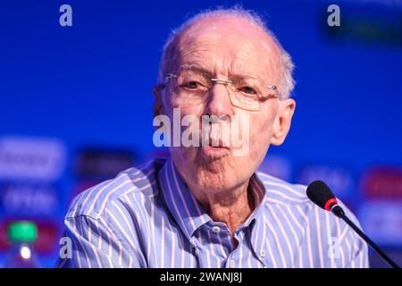 Costa do Sauipe, Brasile. 5 dicembre 2013. ***ATTENTION EDITOR - FILE PHOTO FROM 12/05/2013 - ZAGALLO DEATH - la leggenda Mário Jorge Lobo Zagallo, l'unico quattro volte campione del mondo di calcio, è morto a Rio de Janeiro, all'età di 92 anni, questo venerdì 5 gennaio 2023 nella foto del file del 5 dicembre 2013, l'ex giocatore Mário Jorge Lobo Zagallo durante la conferenza stampa degli ambasciatori della Coppa del mondo 2014 un giorno prima del sorteggio ufficiale per la Coppa del mondo 2014 a Costa do Sauipe, costa settentrionale di Bahia . Credito: Brazil Photo Press/Alamy Live News Foto Stock