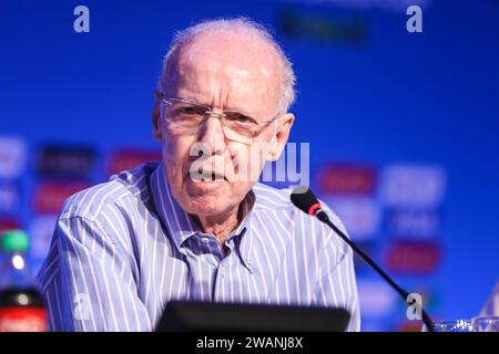 Costa do Sauipe, Brasile. 5 dicembre 2013. ***ATTENTION EDITOR - FILE PHOTO FROM 12/05/2013 - ZAGALLO DEATH - la leggenda Mário Jorge Lobo Zagallo, l'unico quattro volte campione del mondo di calcio, è morto a Rio de Janeiro, all'età di 92 anni, questo venerdì 5 gennaio 2023 nella foto del file del 5 dicembre 2013, l'ex giocatore Mário Jorge Lobo Zagallo durante la conferenza stampa degli ambasciatori della Coppa del mondo 2014 un giorno prima del sorteggio ufficiale per la Coppa del mondo 2014 a Costa do Sauipe, costa settentrionale di Bahia . Credito: Brazil Photo Press/Alamy Live News Foto Stock