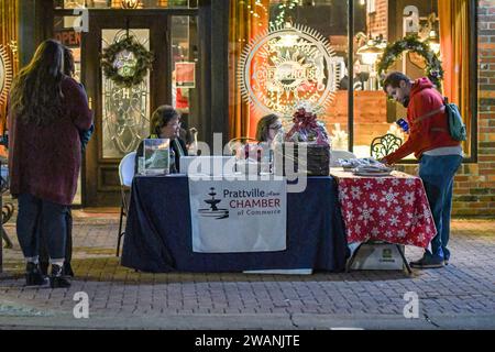 Prattville, Alabama, USA-dic. 12.2023: Tavolo della camera di commercio allestito nel centro di Prattville durante l'evento natalizio di Main Street. Foto Stock