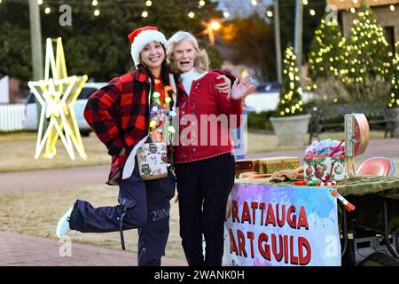 Prattville, Alabama, USA-dic. 12.2023: I membri della Prattauga Art Guild, Yankee Mckinon e Gail Coccaro, posa di fronte al tavolo della Prattauga Art Guild p Foto Stock